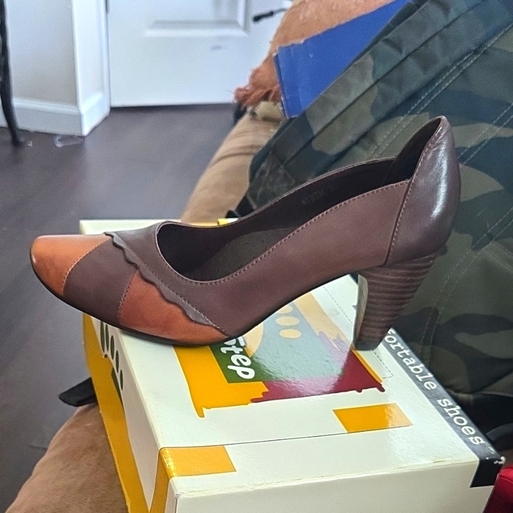 ❗️NWT❗️👠- SIZE 38 Spring Step Brown and Tan Color-Block Heels💃